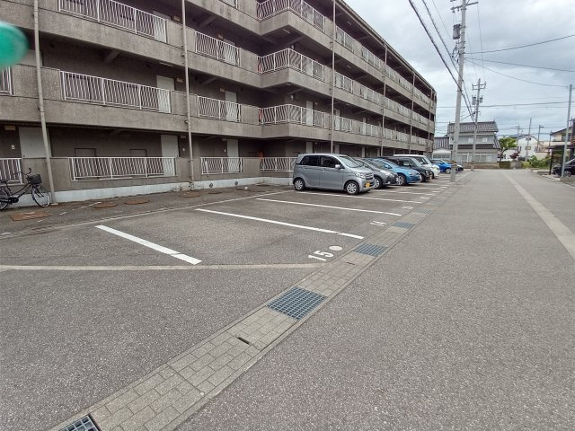 コーポモビリエ２号館の駐車場