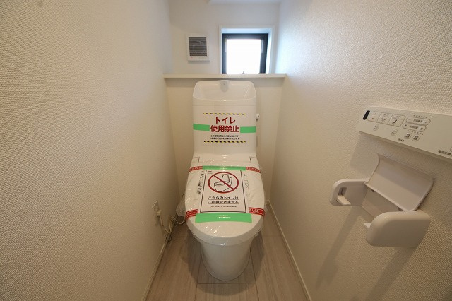 【トイレ】 | 空気の換気と窓からの光の明るさに配慮した清潔感のあるトイレ、ご自分の好きなアロマや芳香剤を置いて落ち着く空間を演出、一人になれる空間ですから、リラックスしたいですね。