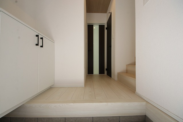 【玄関】 | いってきます♪ただいま♪明るい声が聞こえてきそうな玄関。ナチュラルなカラーがとても清潔感のある造りです♪