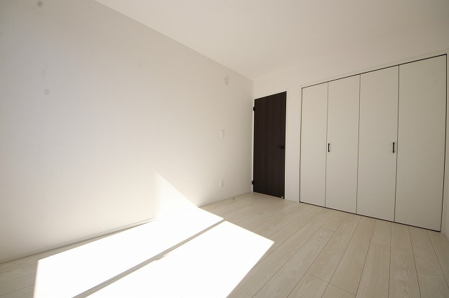 【子供部屋】 | お子様のお部屋にも主寝室にも使えますね。窓が二面についていますので採光もばっちり、空気の入れ替えもOK！自分のお部屋を持ちたいお子様の夢を叶えます！