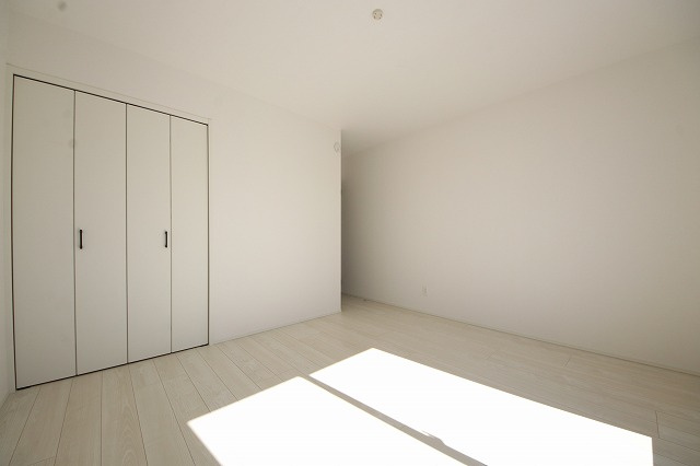 【子供部屋】 | 床のフローリングもオシャレな洋室が嬉しいです。独立性のある住宅ですので、各居室それぞれ、テイストの違うお部屋インテリア造りをしても面白いかもしれませんね！