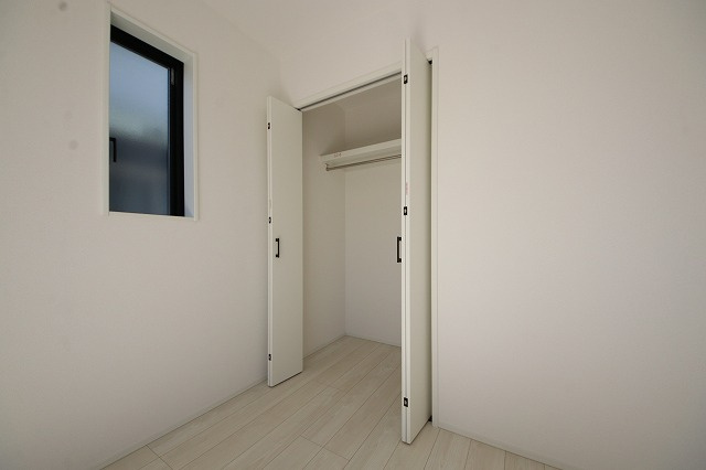 【収納】 | 収納あり、自然な採光ありの洋室。家族みんなが気持ち良く目覚められる、過ごしやすい主寝室などにもお勧め。もちろん、ペットもご一緒に。