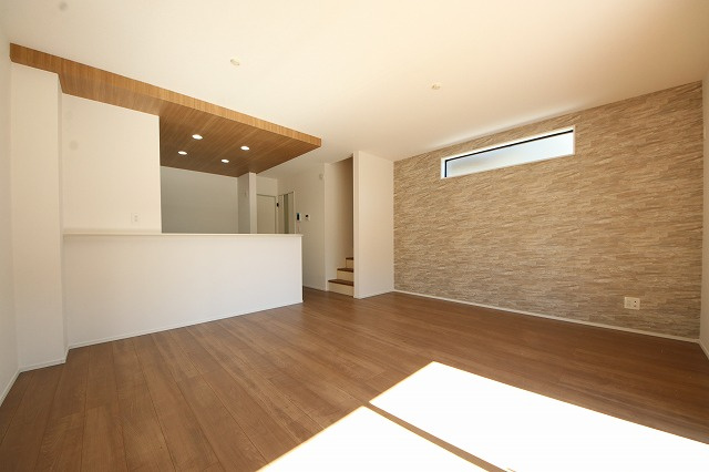 【居間・リビング】 | 大きな窓が特徴の南向きリビングでは、太陽光も沢山取り込むことが出来てお家の中にいても日光浴が可能ですね、開放的な空間です。インテリア選びも楽しそう、ご家族様で相談しながらインテリア配置も楽しみたいです