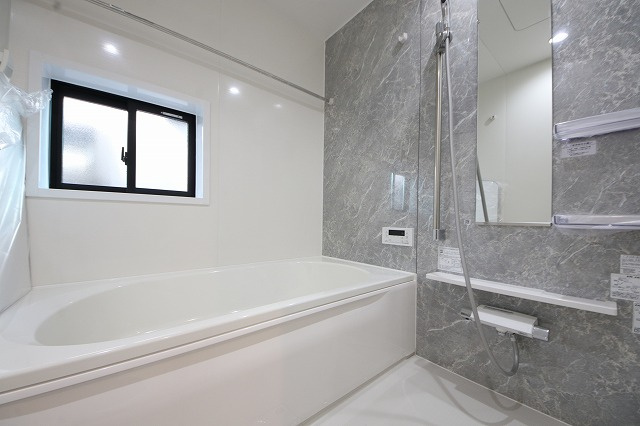 【浴室】 | 清潔感のあるホテルのような広い浴室が自慢です。疲れた日にはお湯をためてリラックスタイムを楽しみたいですね、今はスマホも防水の時代です、半身浴をしながら動画視聴、漫画視聴、楽しく過ごしたいですね^^