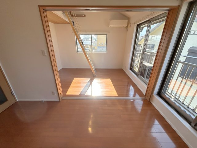 クレストパーク東生駒の洋室