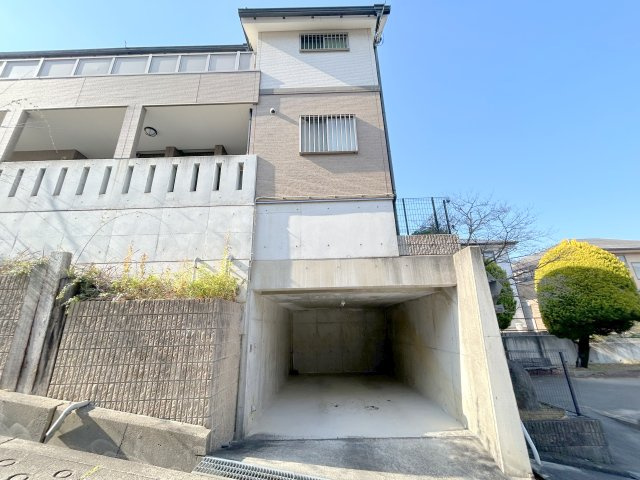 クレストパーク東生駒の駐車場