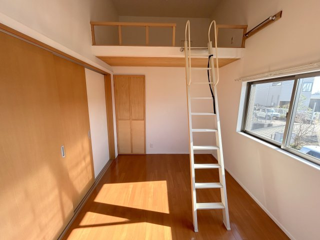 クレストパーク東生駒の洋室