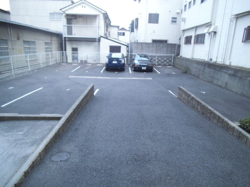 AH-BONⅡの駐車場