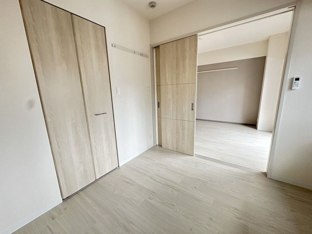 Arôme梅田の洋室