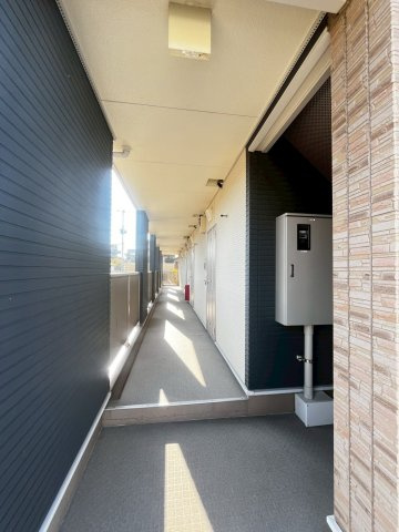 プレジェーネ一津屋のエントランス