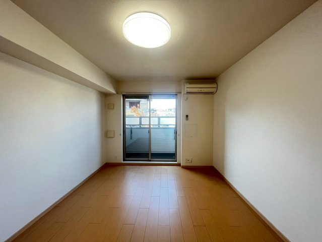 プレジェーネ一津屋の洋室