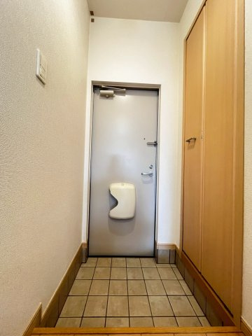 プレジェーネ一津屋の玄関