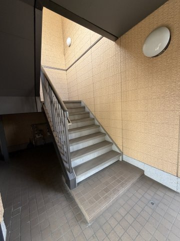 神戸市須磨区須磨浦通３丁目のアパートのロビー
