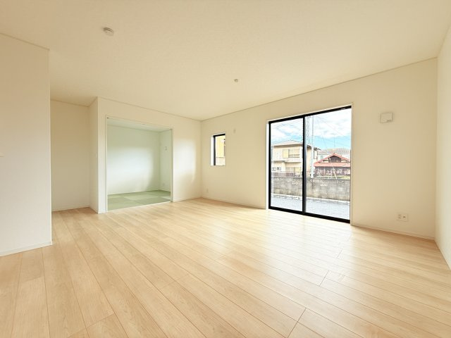 筑西市井上第1　新築戸建　2号棟の居間・リビング|広々とした17.5帖ＬＤＫ♪
家具を置いても窮屈感を感じず過ごせます。