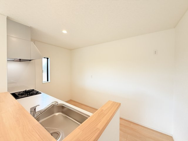 筑西市井上第1　新築戸建　2号棟のキッチン|家族とのコミュニケーションや小さいお子さんの様子を見守りながら安心して料理ができます。洗練されたスタイリッシュなデザインと使い勝手を追求した設備、豊富な収納力も大満足です。