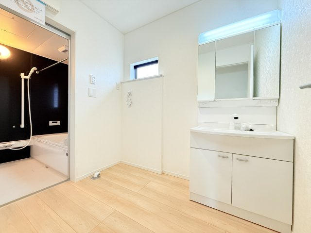 筑西市井上第1　新築戸建　2号棟の独立洗面台|収納力と機能性に優れたお手入れラクラクのゆったりとした洗面台で、朝の忙しい時間でも身支度準備がスムーズです。