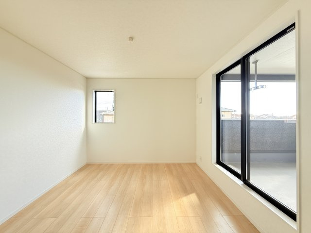 筑西市井上第1　新築戸建　2号棟の洋室|家具や小物を合わせやすいシンプルデザイン♪
広さや日当たりなど、写真では伝えきれない部分を現地で確認してみませんか？