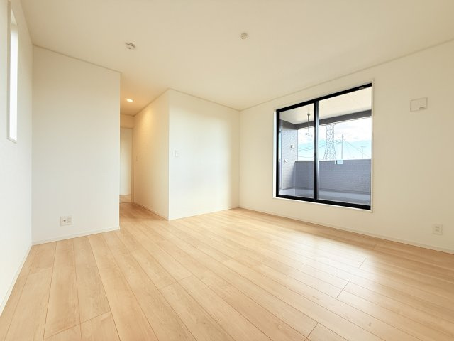 筑西市井上第1　新築戸建　2号棟の洋室|家具や小物を合わせやすいシンプルデザイン♪
広さや日当たりなど、写真では伝えきれない部分を現地で確認してみませんか？