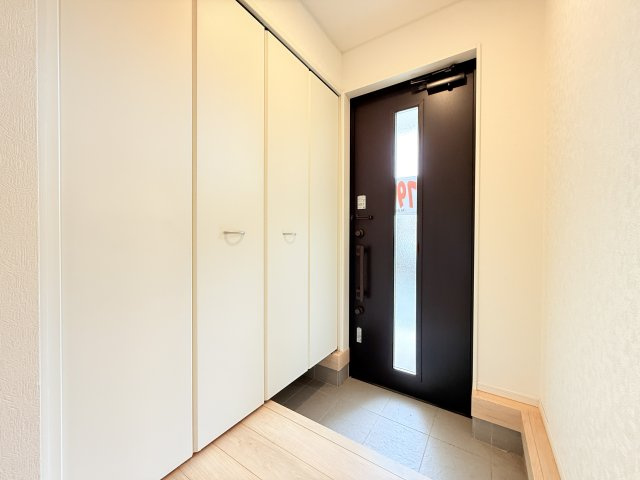 筑西市井上第1　新築戸建　2号棟の玄関|気持ちの良い一日の始まりは笑顔でスタートしたいですよね。玄関ホールがスッキリ広々としていると帰る時も出ていく時も気持ちが良いものです！