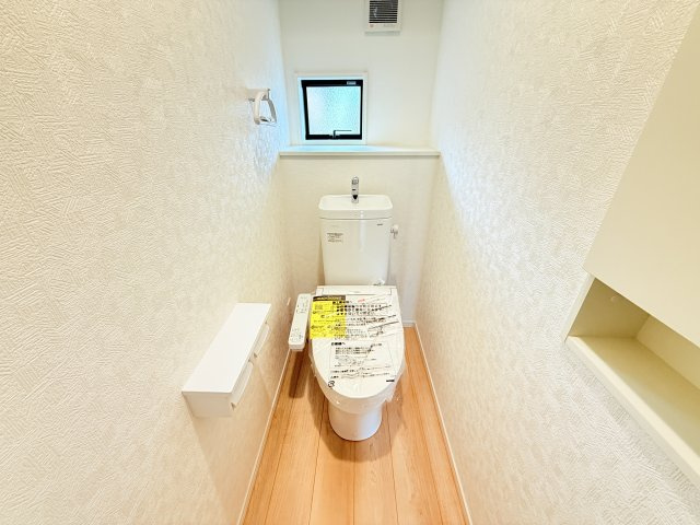 筑西市井上第1　新築戸建　2号棟のトイレ|サッとひと拭きで汚れがつるんと落ちるシャワートイレ。温便座なので１年中快適に使えます。