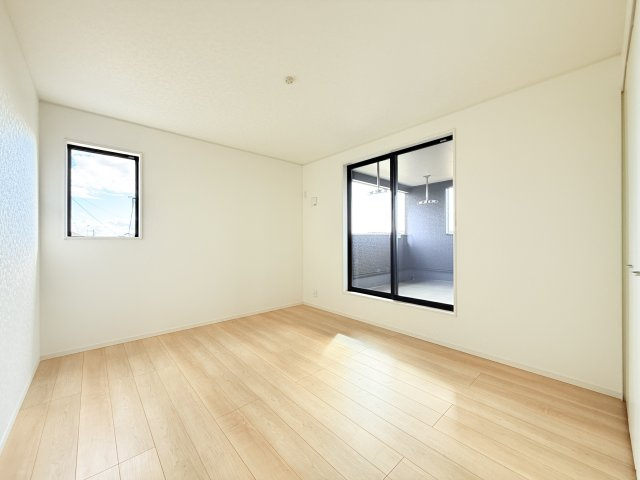 筑西市井上第1　新築戸建　2号棟の洋室|家具や小物を合わせやすいシンプルデザイン♪
広さや日当たりなど、写真では伝えきれない部分を現地で確認してみませんか？