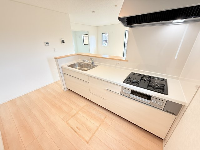 筑西市井上第1　新築戸建　2号棟のキッチン|家族とのコミュニケーションや小さいお子さんの様子を見守りながら安心して料理ができます。洗練されたスタイリッシュなデザインと使い勝手を追求した設備、豊富な収納力も大満足です。