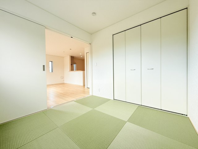 筑西市井上第1　新築戸建　2号棟の和室|家具や小物を合わせやすいシンプルデザイン♪
広さや日当たりなど、写真では伝えきれない部分を現地で確認してみませんか？
※家具はイメージです。