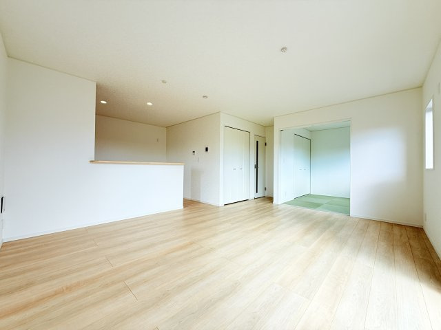 筑西市井上第1　新築戸建　2号棟の居間・リビング|広々とした17.5帖ＬＤＫ♪
家具を置いても窮屈感を感じず過ごせます。