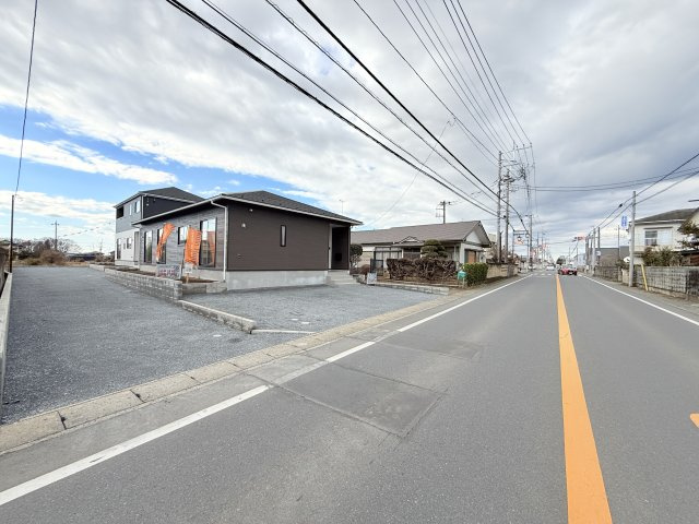 筑西市井上第1　新築戸建　2号棟の前面道路含む現地写真|実際に現地で周辺環境や街並み、近隣のスーパーや通学路の安全性、病院、公園・・・など生活のイメージをご確認ください！