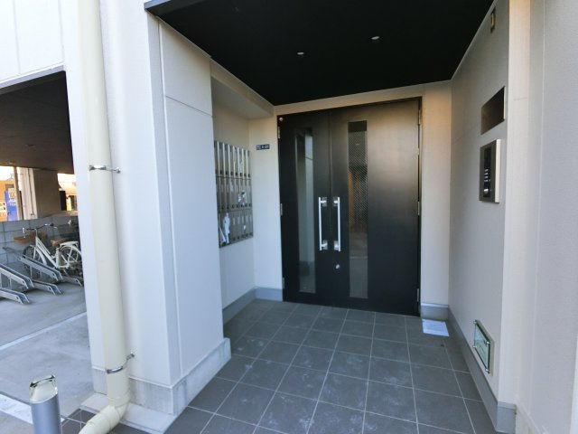 プリズム14番館のエントランス