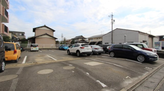 マンション桂の駐車場