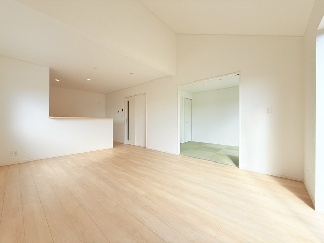 筑西市井上第1　新築戸建　1号棟の居間・リビング|広々とした16帖ＬＤＫ♪
家具を置いても窮屈感を感じず過ごせます。