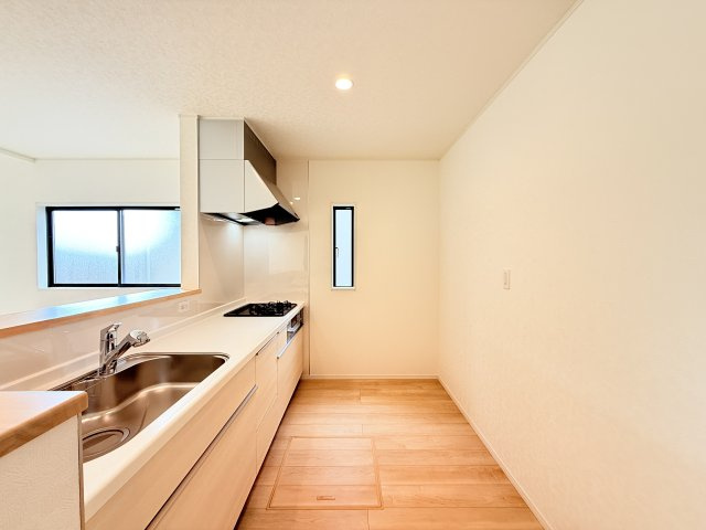 筑西市井上第1　新築戸建　1号棟のキッチン|家族とのコミュニケーションや小さいお子さんの様子を見守りながら安心して料理ができます。洗練されたスタイリッシュなデザインと使い勝手を追求した設備、豊富な収納力も大満足です。