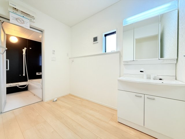 筑西市井上第1　新築戸建　1号棟の独立洗面台|収納力と機能性に優れたお手入れラクラクのゆったりとした洗面台で、朝の忙しい時間でも身支度準備がスムーズです。