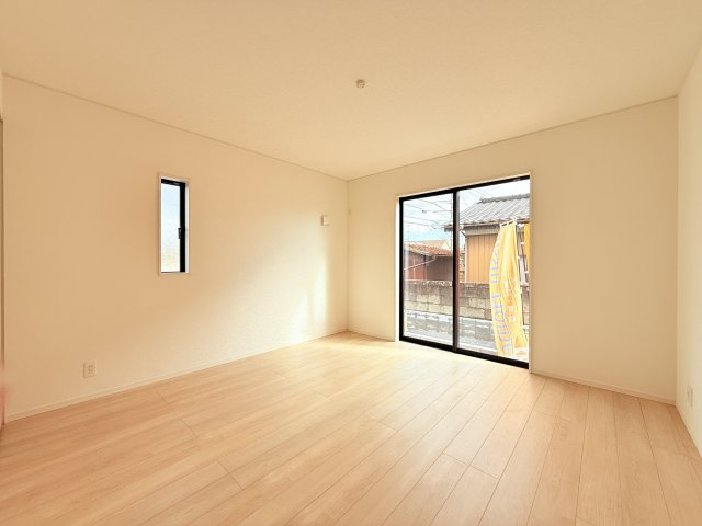 筑西市井上第1　新築戸建　1号棟の洋室|家具や小物を合わせやすいシンプルデザイン♪
広さや日当たりなど、写真では伝えきれない部分を現地で確認してみませんか？