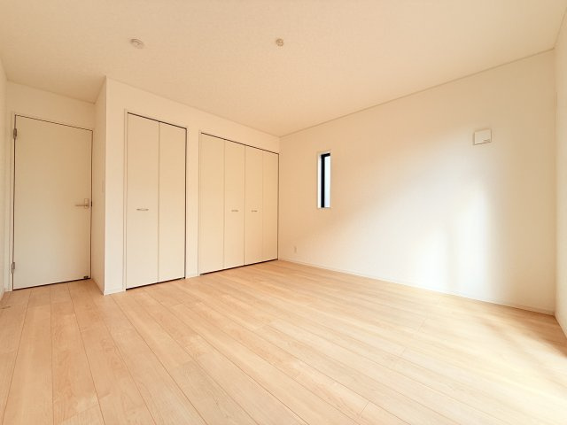 筑西市井上第1　新築戸建　1号棟の洋室|家具や小物を合わせやすいシンプルデザイン♪
広さや日当たりなど、写真では伝えきれない部分を現地で確認してみませんか？