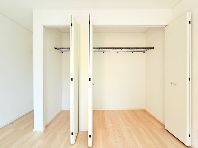 筑西市井上第1　新築戸建　1号棟の収納|普段使いのお洋服や小物はもちろん、季節物のお洋服などもしっかりと整理整頓おしまい頂けます。居室空間をより広く隅々までお使いいただけますね。