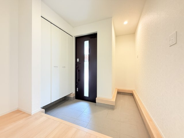 筑西市井上第1　新築戸建　1号棟の玄関|気持ちの良い一日の始まりは笑顔でスタートしたいですよね。玄関ホールがスッキリ広々としていると帰る時も出ていく時も気持ちが良いものです！