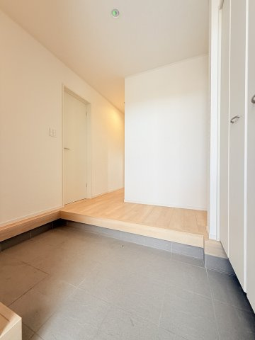 筑西市井上第1　新築戸建　1号棟の玄関|気持ちの良い一日の始まりは笑顔でスタートしたいですよね。玄関ホールがスッキリ広々としていると帰る時も出ていく時も気持ちが良いものです！