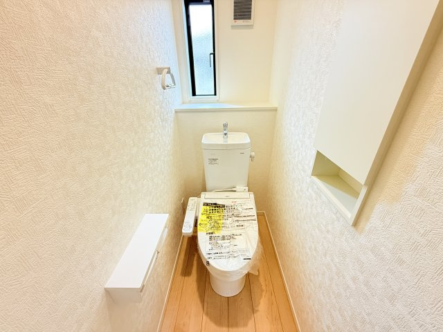 筑西市井上第1　新築戸建　1号棟のトイレ|サッとひと拭きで汚れがつるんと落ちるシャワートイレ。温便座なので１年中快適に使えます。