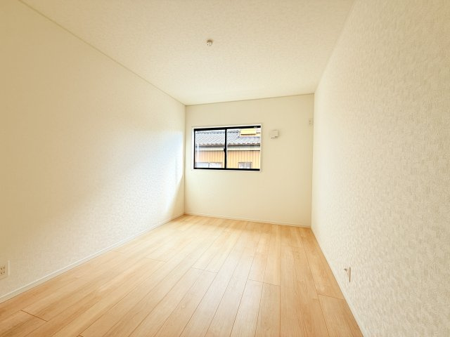 筑西市井上第1　新築戸建　1号棟の洋室|家具や小物を合わせやすいシンプルデザイン♪
広さや日当たりなど、写真では伝えきれない部分を現地で確認してみませんか？