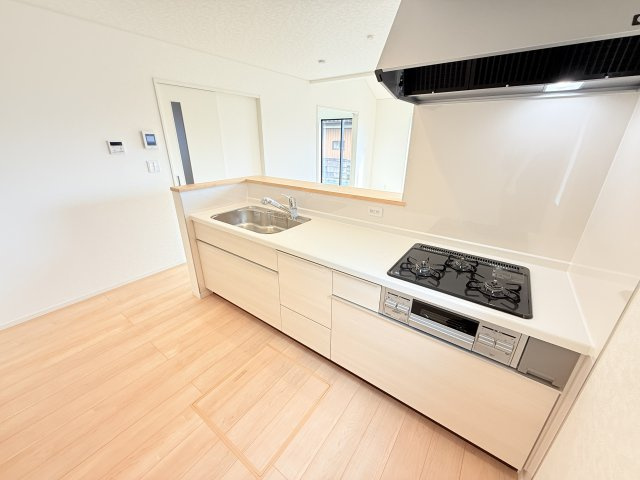 筑西市井上第1　新築戸建　1号棟のキッチン|家族とのコミュニケーションや小さいお子さんの様子を見守りながら安心して料理ができます。洗練されたスタイリッシュなデザインと使い勝手を追求した設備、豊富な収納力も大満足です。