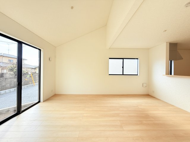 筑西市井上第1　新築戸建　1号棟の居間・リビング|広々とした16帖ＬＤＫ♪
家具を置いても窮屈感を感じず過ごせます。