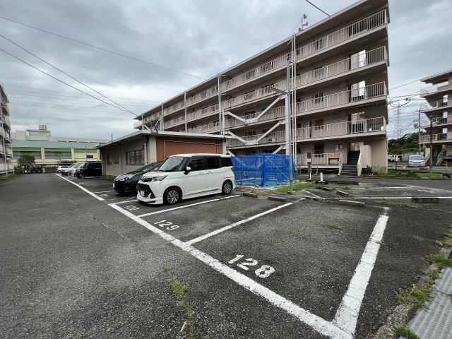 ビレッジハウス服部5号棟の駐車場