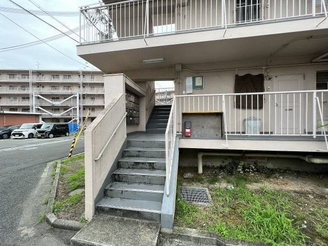 ビレッジハウス服部5号棟のエントランス