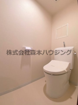 【トイレ】 | 　シャトー東寝屋川 | 落ち着いた色調のトイレです
