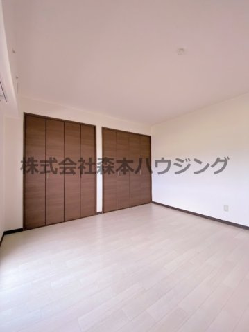 【寝室】 | 　シャトー東寝屋川 | 落ち着いて過ごせるお部屋なので、寝室にいかがでしょうか