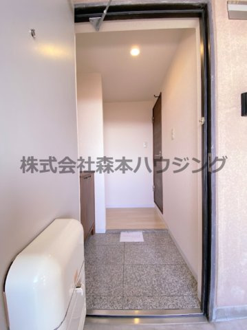 【玄関】 | 　シャトー東寝屋川 | 内装は落ち着いています