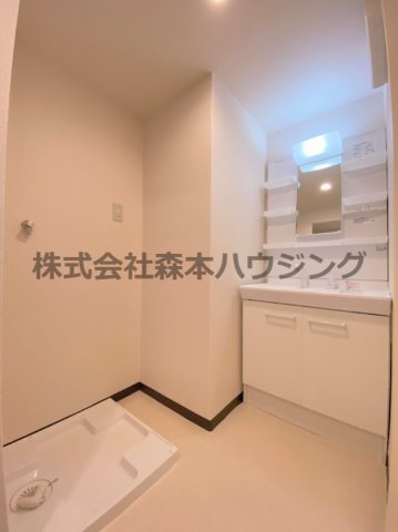【洗面所】 | 　シャトー東寝屋川 | 忙しい朝には欠かせない洗面所です