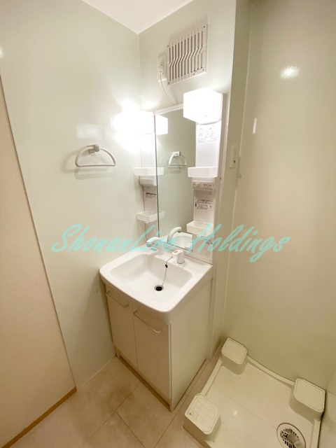 ディアベルジュ湘南台　参番館の洗面所|明るい洗面所です